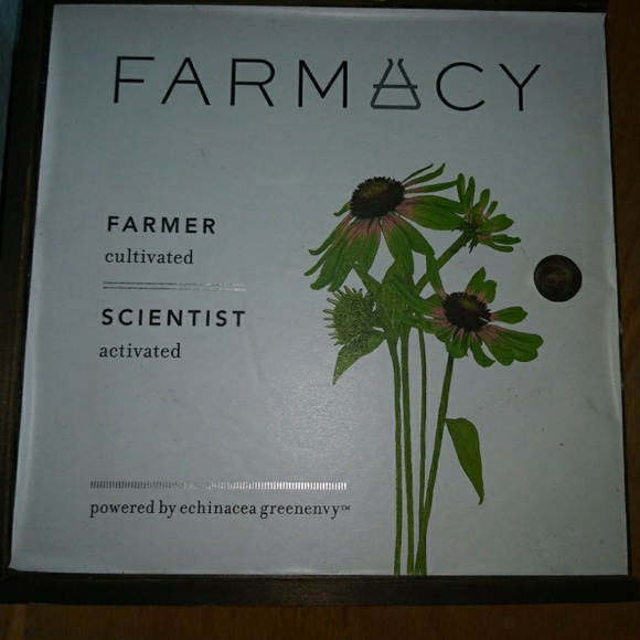 Farmacy Sephora gift box 🍾 - Picture 1 of 3